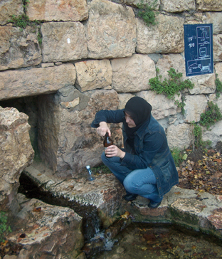 אמאני כמאל מחאמיד אוספת דוגמאות מים בשטח